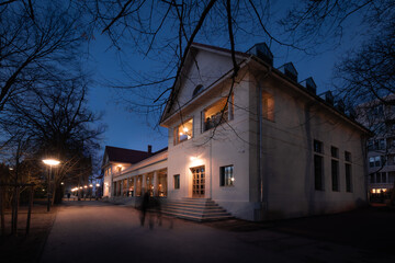 Ciekawa kawiarnia o zmierzchu w parku w Poznaniu © Magdalena