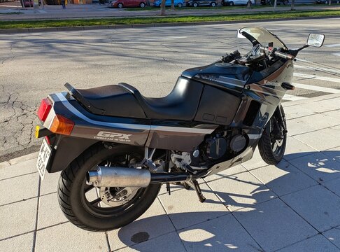 Vista lateral de moto Kawasaki GPX 600 R estacionada en Madrid, Espa&ntilde;a, 14 de febrero de 2026	