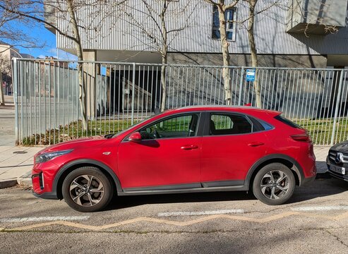 Vista lateral de un autom&oacute;vil crossover Kia XCeed aparcado en una calle de Madrid, Espa&ntilde;a, 14 de febrero de 2026
