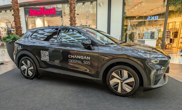 Vista lateral de un autom&oacute;vil Changan Deepal S05  aparcado en centro comercial Islazul de Madrid, Espa&ntilde;a, 15 de febrero de 2026