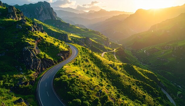 Carretera sinuosa atravesando un paisaje monta&ntilde;oso vista desde el aire. Curvas serpenteantes entre monta&ntilde;as verdes y acantilados con luz c&aacute;lida de atardecer, ideal para conceptos de viaje, aventura y 
