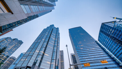 Naklejka premium Calgary, Alberta. Downtown streets and buildings at night
