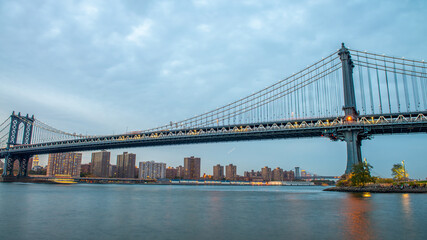 Fototapeta premium Sunset Over the Manhattan Bridge, Capturing NYC’s Iconic Landmark in Golden Light