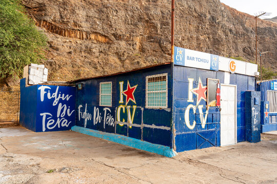 Fidju di ter&aacute;, a bar facing Laginha beach in Mindelo, S&atilde;o Vicente, Cape Verde