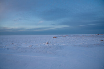 Obraz premium Winter sunset over Lake Superior completly frozen covered in snow 