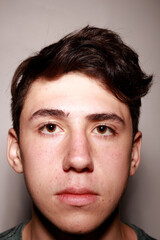 Obraz premium Young man portrait looking directly at camera