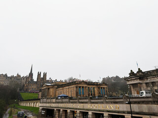 Obraz premium National Galleries of Scotland building and Edinburgh cityscape with historic castle skyline and neoclassical museum architecture in Scotland UK