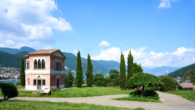 The Oselanda in Paratico was formerly owned by the Della Santa family and was designed by architect Rodolfo Vantini.