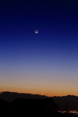 長野県須坂市の夕暮れ風景と細い月
