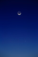 細い月と地球照