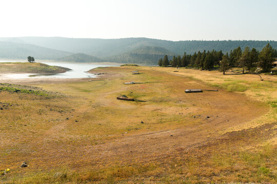 USA, OR, Prineville.  Extremely low water levels in reservoir lake.