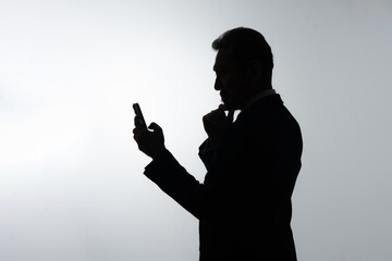 ビジネス　男性　スマートフォン　スマホ