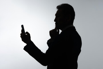 ビジネス　男性　スマートフォン　スマホ
