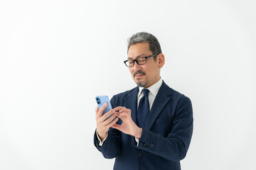 ビジネス　男性　スマートフォン　スマホ