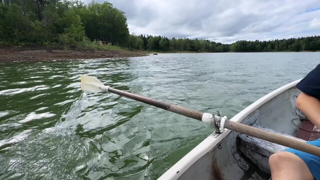 北海道・朱鞠内湖の湖岸の森とボート