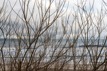 Krajobraz morski, wybrzeże Bałtyku w pochmurny dzień, Kołobrzeg © © Jakacki