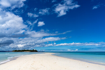 Fototapeta premium tropical beach with blue sky