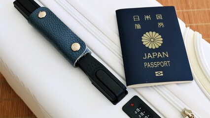 スーツケースとパスポート　海外旅行