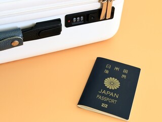 スーツケースとパスポート　海外旅行