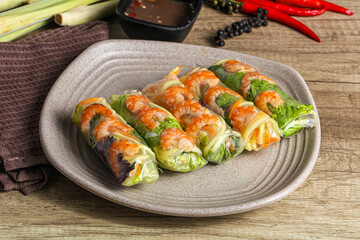 Vietnamese spring roll with prawn and mango