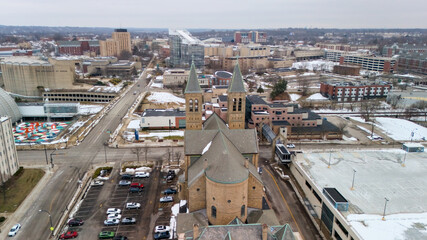 Obraz premium Drone aerial view of church in downtown Akron Ohio during winter