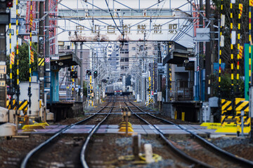 名鉄瀬戸線の線路と駅周辺の風景