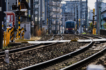 名鉄瀬戸線の線路と駅周辺の風景