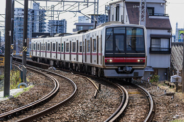 名鉄瀬戸線の線路と駅周辺の風景