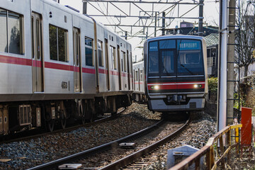 名鉄瀬戸線の線路と駅周辺の風景
