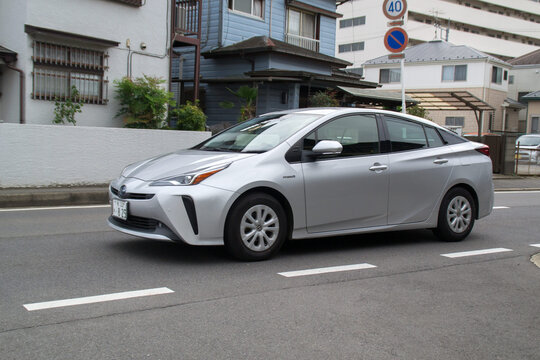 道路走行中のセダンタイプPHEV (プラグインハイブリッド車)