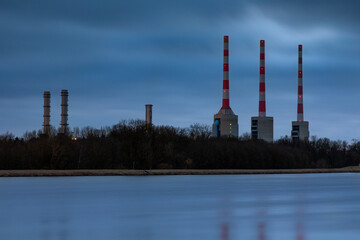Fototapeta premium Gaskraftwerk Irsching bei Vohburg an der Donau im Abendlicht
