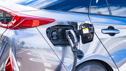 電気自動車 が 充電スタンド で バッテリー を チャージ する 【 EV の 充電 イメージ 】