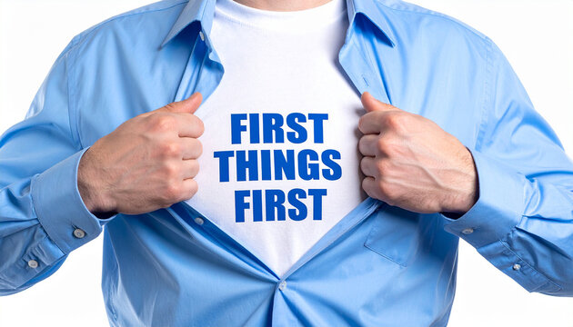 First things first - Ein Mann öffnet sein Hemd und zeigt sein TShirt