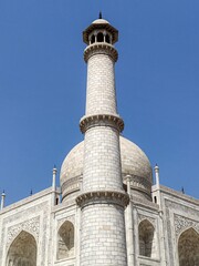 Obraz premium Taj Mahal Minaret and Dome Against Blue Sky – Iconic Mughal Architecture India