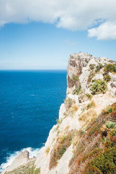 Rocher et mer sur le littoral de la mer m&eacute;diterran&eacute;e. Paysage de la c&ocirc;te m&eacute;diterran&eacute;enne. V&eacute;g&eacute;tation et nature &agrave; Majorque aux Bal&eacute;ares