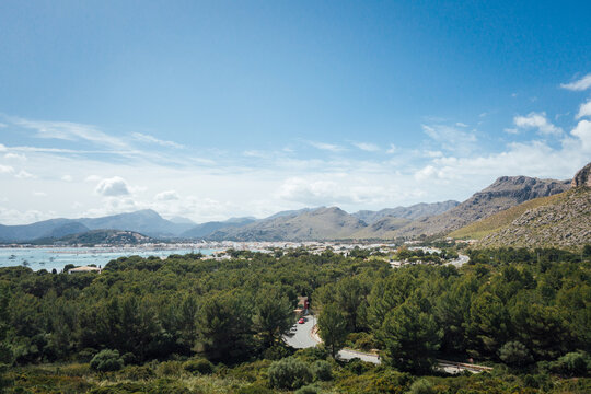 Paysage a&eacute;rien d'une baie et d'une plage du littoral m&eacute;diterran&eacute;en. Mer et montagne en &eacute;t&eacute;. Majorque aux Bal&eacute;ares