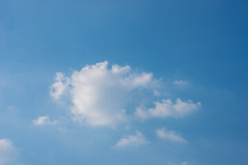Fototapeta premium beautiful blue sky and white fluffy cloud horizon outdoor for background.