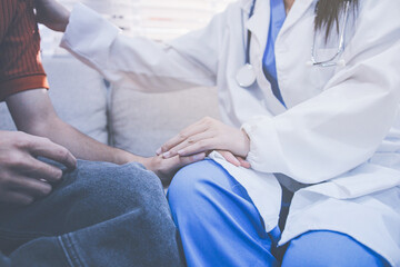 Obraz premium A doctor is holding hands with an elderly patient.