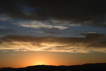 Obraz premium stunning sunrise between the fog and clouds in the coastal mountains