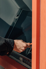Obraz premium hand with credit card at the bank ATM