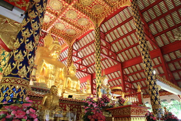 Obraz premium An image of a golden Buddha statue inside a beautiful temple, in the style of Thai Buddhism.