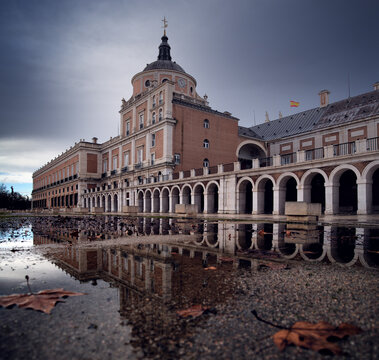 palacio aranjuez oto&ntilde;o con reflejos en los charcos