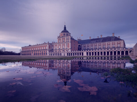 palacio aranjuez oto&ntilde;o con reflejos en los charcos