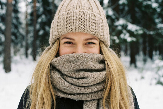 Portr&auml;t einer jungen blonden Frau im Winter
