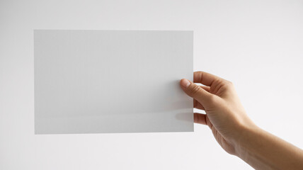 Obraz premium Hand holding blank white card for customizable message