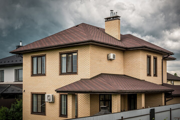 Obraz premium Private house cottage under stormy sky