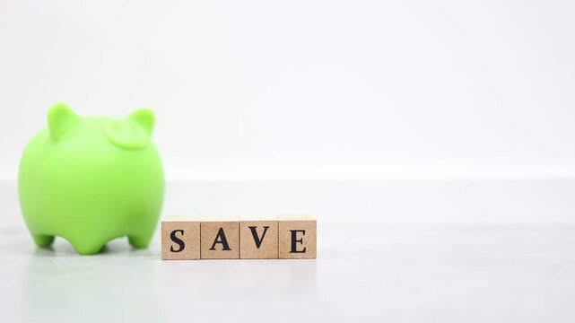 貯金と節約を表す"SAVE MONEY"と豚の貯金箱。