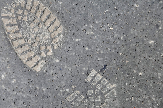 Empreintes de chaussures dans le goudron
