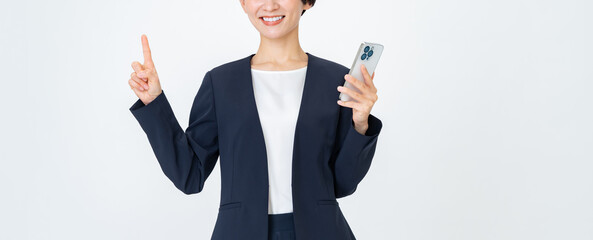スマホを持つスーツを着た女性 © ponta1414