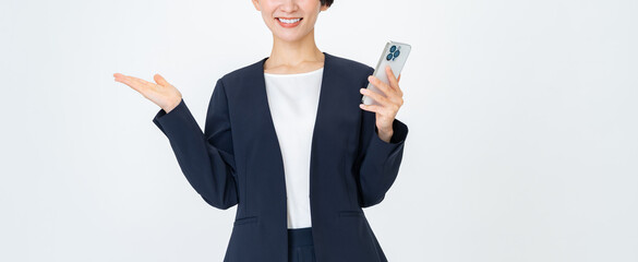 スマホを持つスーツを着た女性 © ponta1414